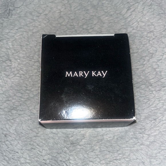 Mary Kay silky setting powder. NIB - Picture 1 of 1